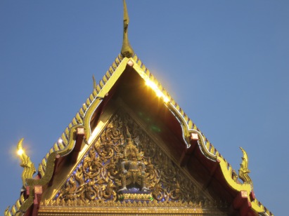 Japanissakin on buddhalaisia temppeleitä, mutta Thaimaassa luotetaan kimmeltävään arkkitehtuuriin.